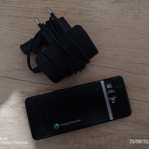 Sony Ericsson C902 mobile phone with charger and battery