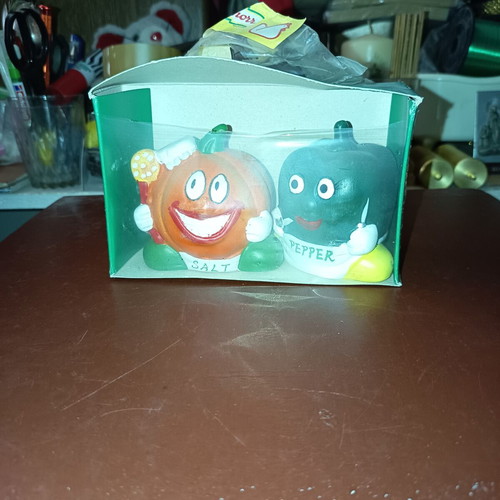 Salt and pepper set with Knorr vegetable faces, new