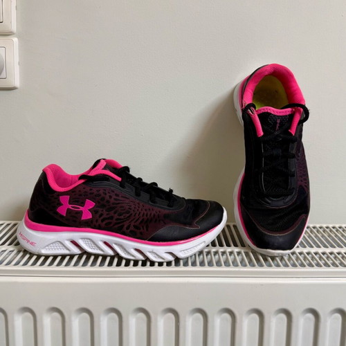 Under Armour Spine Laser women's running shoes used, size 38.5, black and pink