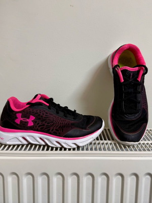 Under Armour Spine Laser αθλητικά παπούτσια γυναικεία μεταχειρισμένα, μέγεθος 38.5, μαύρο και ροζ