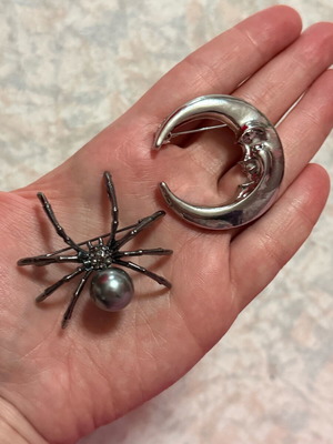 Set of spider and moon pins like new, gray and silver