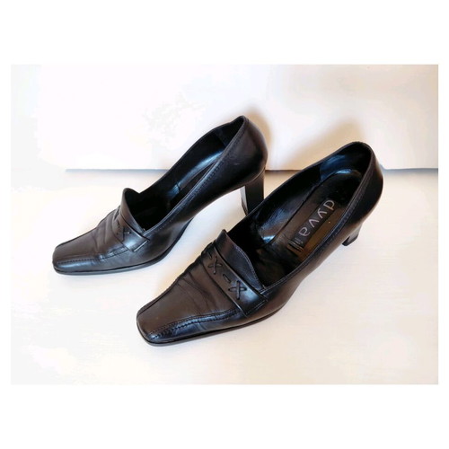 Vintage elegant leather pumps size 40 like new, black