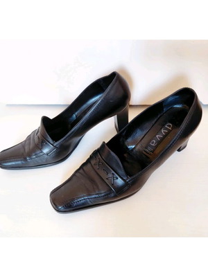 Vintage elegant leather pumps size 40 like new, black