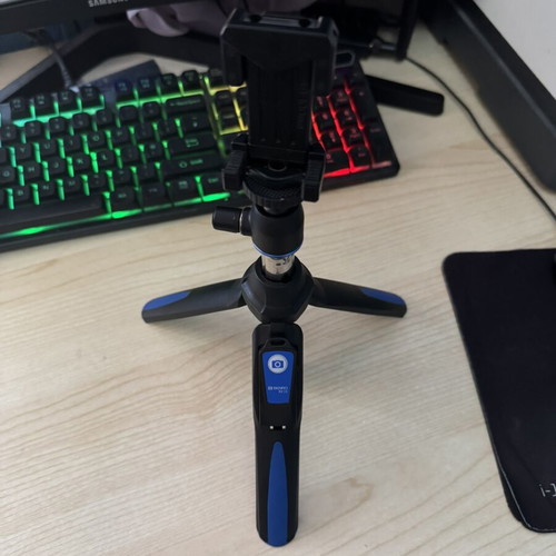 Selfie Stick Tripod Benro BK10 with Bluetooth Remote like new, extendable