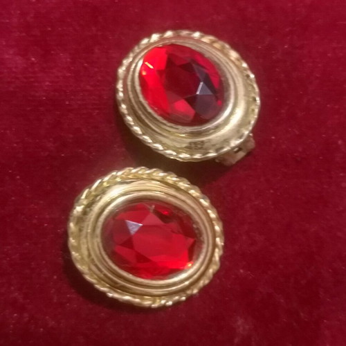 Vintage clips earrings Faux bijoux with red stone and gold details used