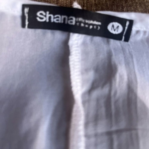 Shana sleeveless top white like new, size M