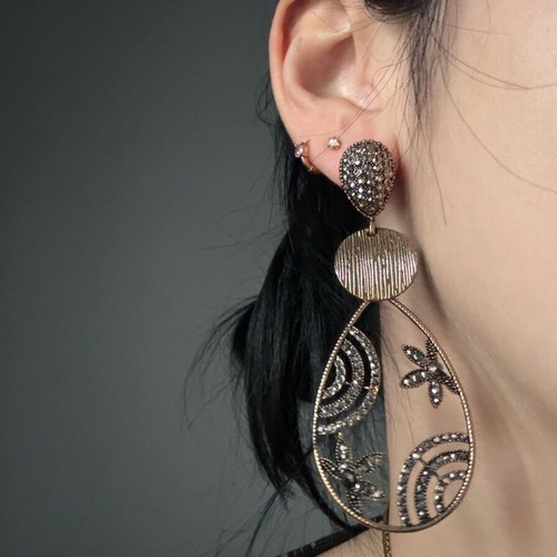 Earrings with rhinestones like new, gold-colored