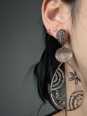 Earrings with rhinestones like new, gold-colored