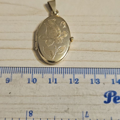 Gold pendant locked 14K like new