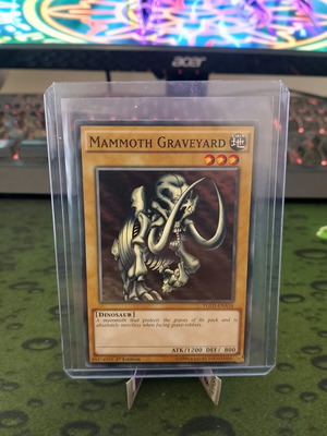 Mammoth Graveyard Yu-Gi-Oh! card new 1st edition