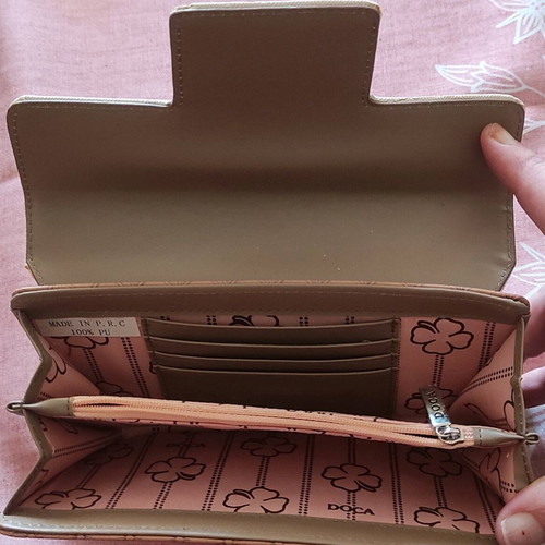 Doca wallet like new, white and brown
