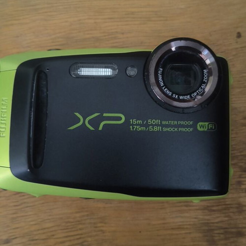 Fujifilm XP90 waterproof camera with 32GB card