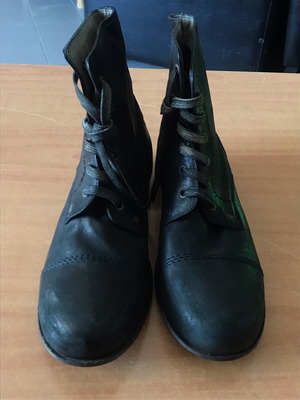 Επώνυμα ανδρικά μποτάκια σαν καινούργια μέγεθος 42