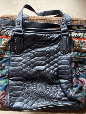 Τσάντα Desigual ώμου μεγάλη μεταχειρισμένη, μαύρη και πολύχρωμη