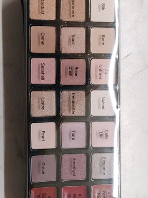 Eyeshadow palette new in pale shades with 3 lip glosses