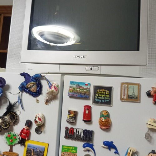 Sony Trinitron 21" KV-21FQ10E TV with wall mount, retro gaming