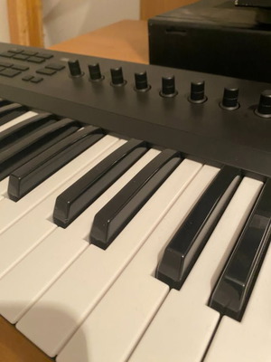 Native Instruments A49 keyboard like new