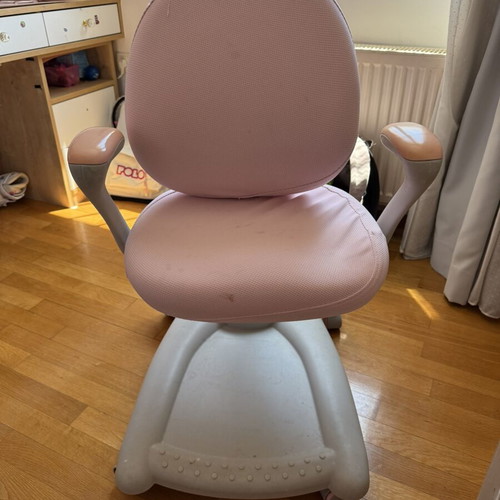 Adjustable pink ergonomic children's study chair with footrest