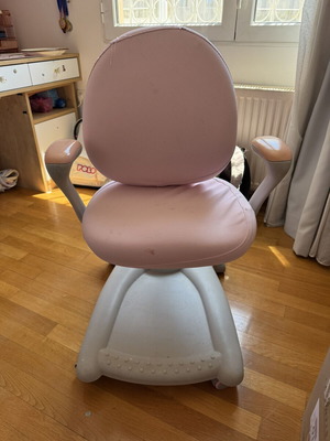 Adjustable pink ergonomic children's study chair with footrest