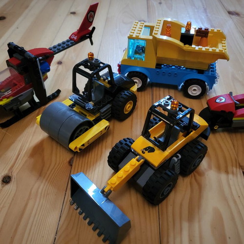 Lego sets like new with instructions and 3 new gifts