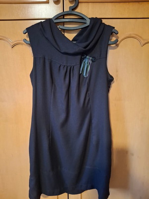 Helmi sleeveless black dress like new with brooch detail
