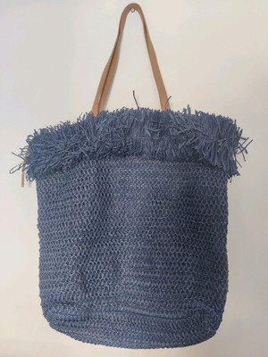 Blue straw shoulder bag used, ideal for beach