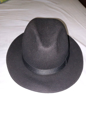 Καπέλο γυναικείο από τσόχα μαύρο σαν καινούργιο