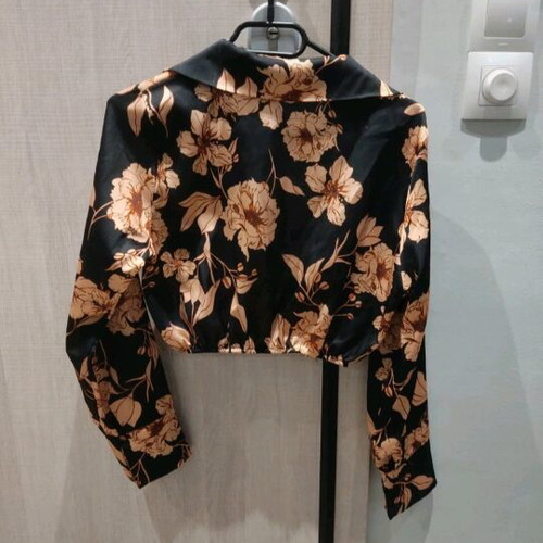 Floral crop shirt like new, black and orange
