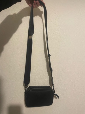 Μικρή τσάντα χιαστί Stradivarius σαν καινούργια, μαύρη