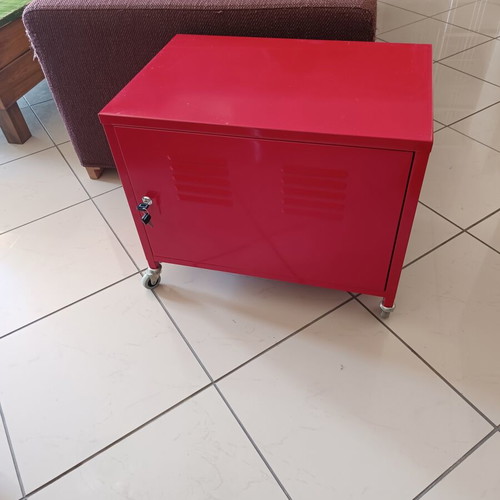 Metal cabinet with 2 compartments on wheels, like new