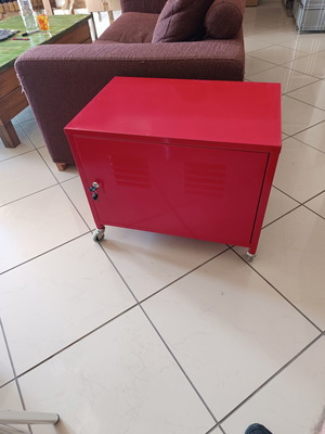 Metal cabinet with 2 compartments on wheels, like new