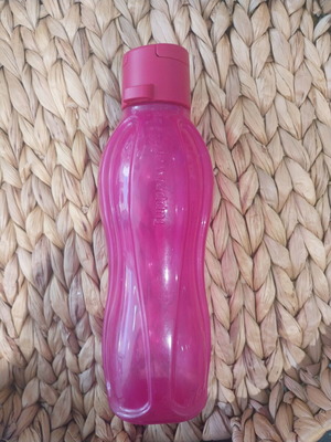 Tupperware water bottle fuchsia 500ml like new
