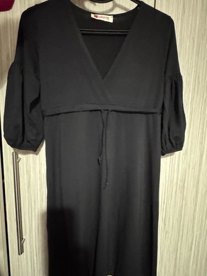 Μαύρο κλασικό ανοιξιάτικο φόρεμα καινούργιο με κορδόνι και ιδιαίτερα μανίκια