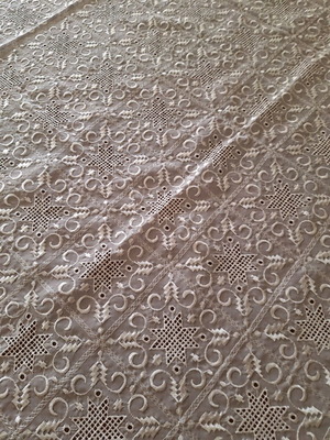 Τραπεζομάντηλο τετράγωνο 1,5x1,5 μεταχειρισμένο με κέντημα μηχανής και μεταξωτή κλωστή