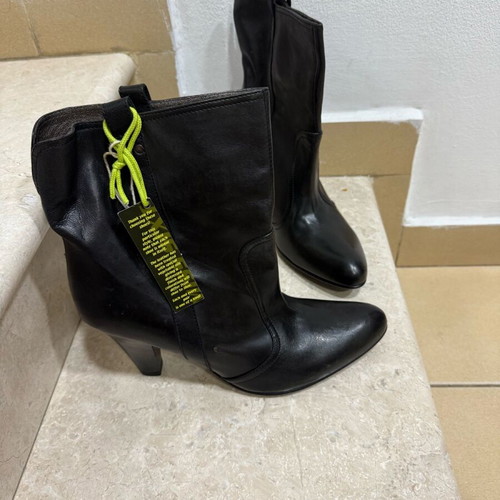 Boots new, leather, size 39
