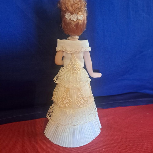 Collectible porcelain doll Lady Windermere from Deagostini 2000, like new