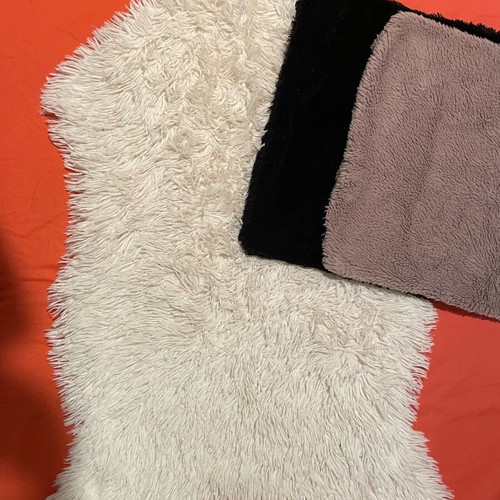 Fur rug like new with two decorative pillow covers