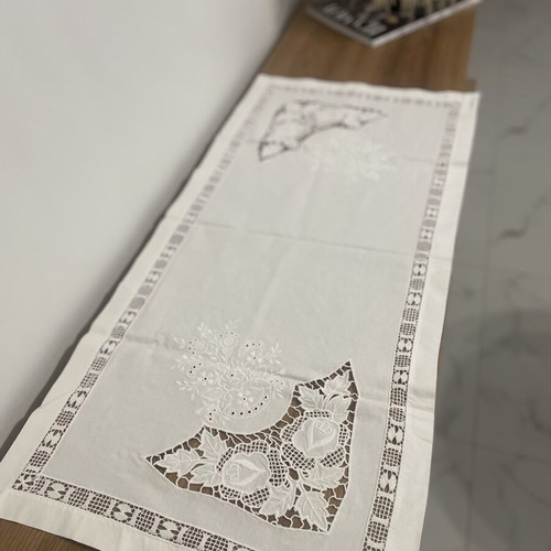 Table linens like new, set of 2 designs