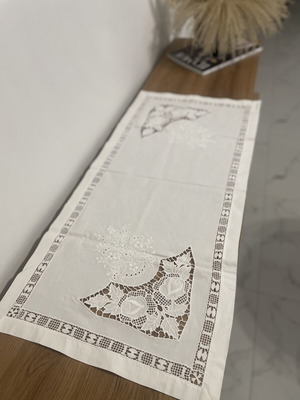 Table linens like new, set of 2 designs