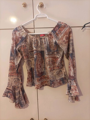 Top in thin fabric with colorful brick red and blue pattern