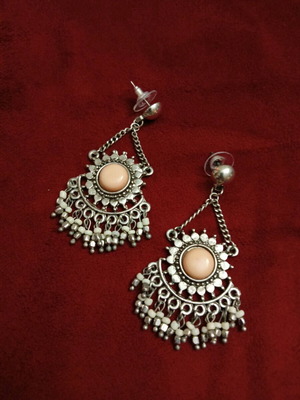 Boho-ethnic dangle earrings with salmon stone and silver details new