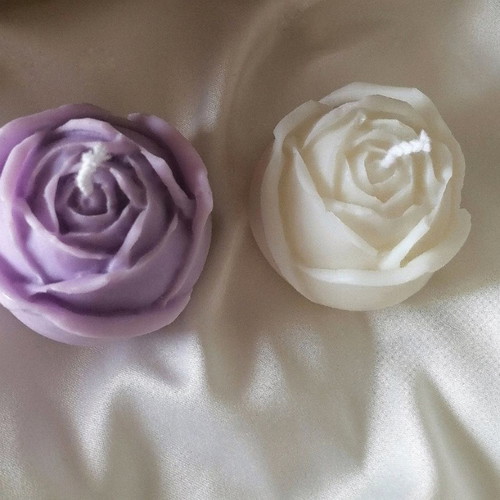 Handmade rose candle with plant wax and bubblegum scent