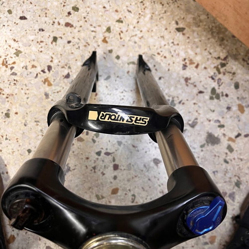 Suntour oil spring suspension with lock, rebound and preload for 29 wheel