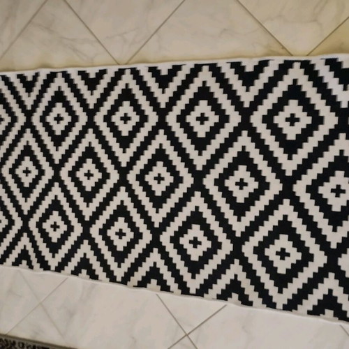 Modern rug used, dimensions 73x141
