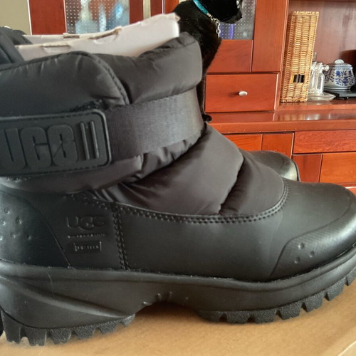 Ugg ankle boots size 39 black like new
