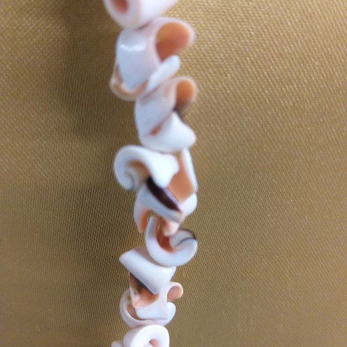 Short necklace with chopped shells used, summer style from the 70s