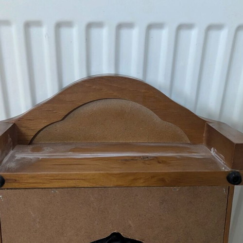 Wall clock like new, dimensions 68cm height and 26cm width
