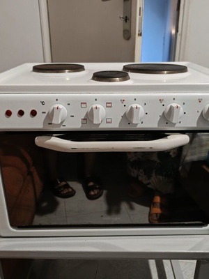 Cooker with 3 burners like new