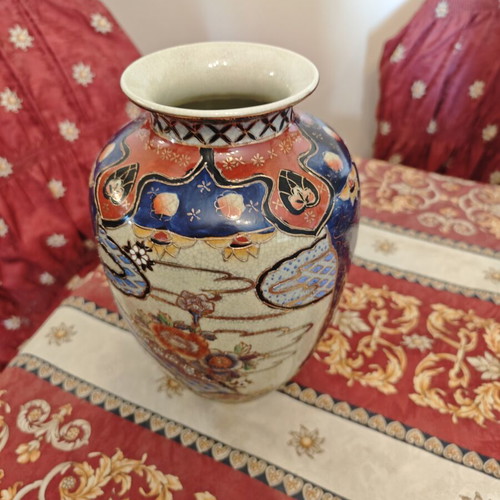 Porcelain Chinese Vase new, handpainted, traditional style