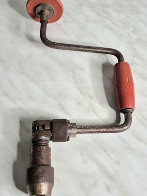 Vintage χειροκίνητο δράπανο με κόκκινες ξύλινες λαβές